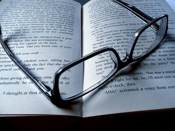 10 Excellent Reasons to Date a Bookworm