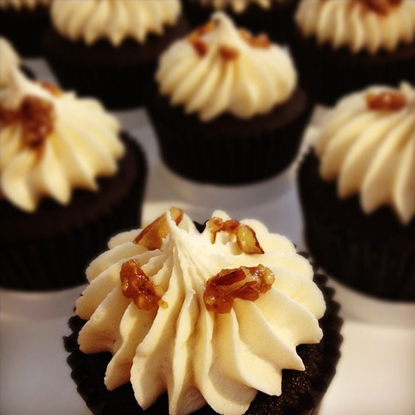 Oscar Wilde Cupcakes: Boozy Chocolate With Pecan Praline Filling