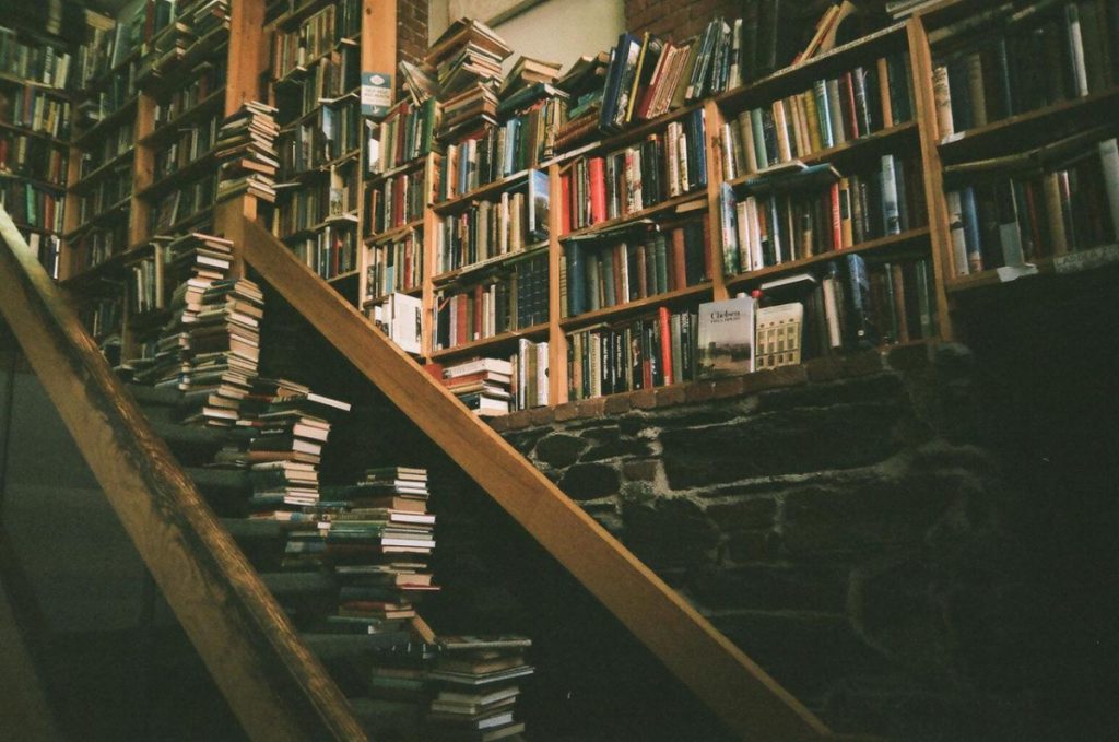 7 Ways to Organize Your Bookshelves