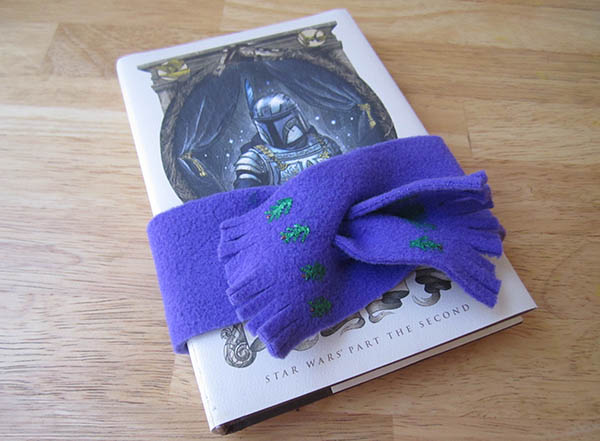 Bookish DIY Gifts: A Book Scarf